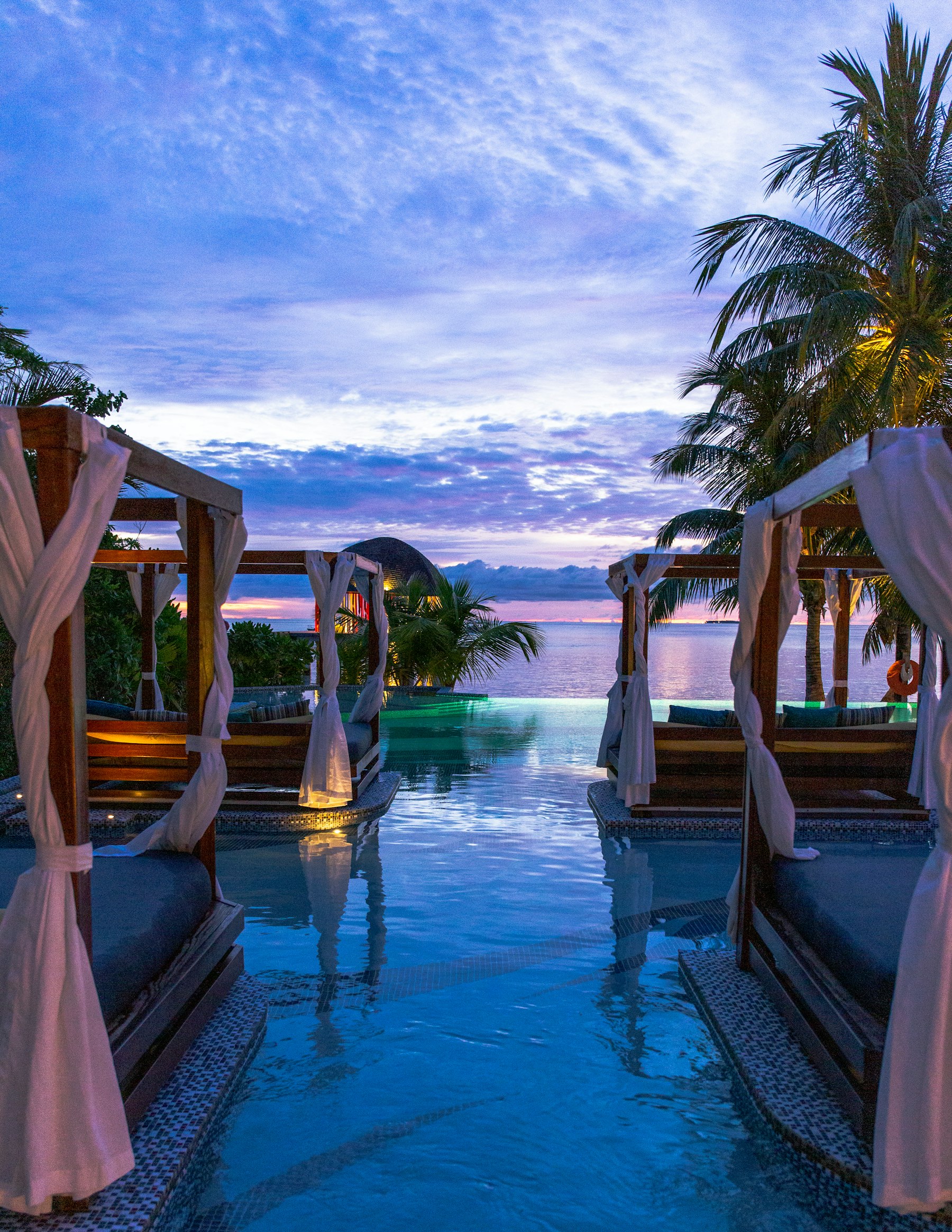 Piscina ao pôr do sol sobre o mar